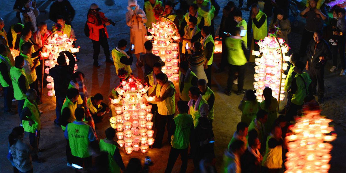 福建闽西：芷溪游花灯——“纸做灯、油点灯、纸包火”